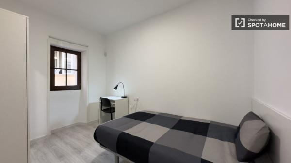 Se alquila habitación en apartamento de 3 dormitorios en Barcelona