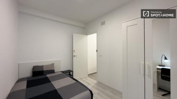 Se alquila habitación en apartamento de 3 dormitorios en Barcelona