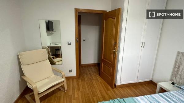 Se alquila habitación en piso de 4 dormitorios en Madrid