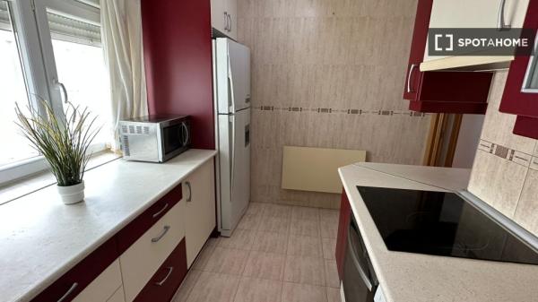 Se alquila habitación en piso de 4 dormitorios en Madrid