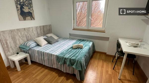 Quarto para alugar em apartamento de 4 quartos em Madrid