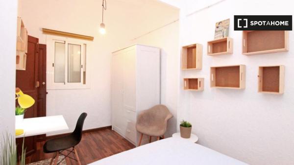 Habitación en piso compartido en barcelona.