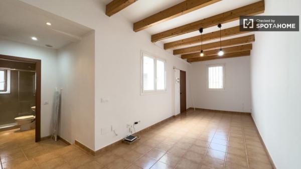 Zimmer zu vermieten in einer 3-Zimmer-Wohnung in Barcelona