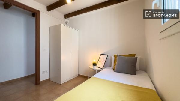 Zimmer zu vermieten in einer 3-Zimmer-Wohnung in Barcelona