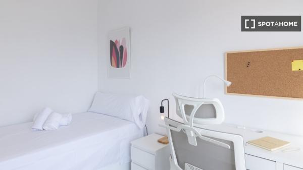 Chambre à louer dans une propriété de 6 chambres à Valence