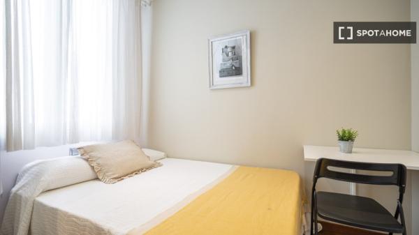 Zimmer zu vermieten in 4-Zimmer-Wohnung in Madrid