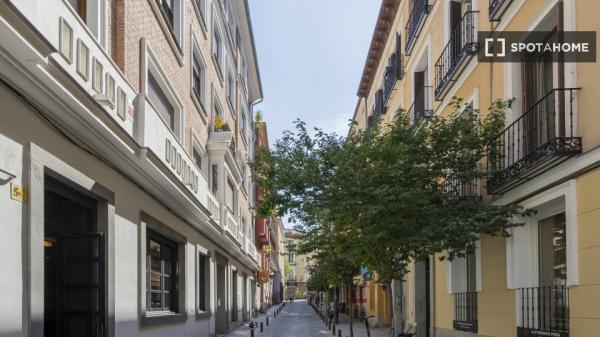 Zimmer zu vermieten in 4-Zimmer-Wohnung in Madrid