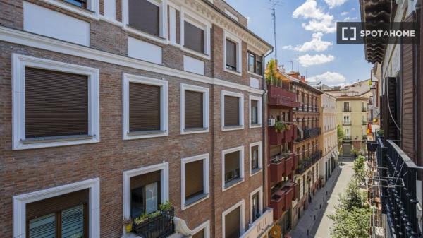 Zimmer zu vermieten in 4-Zimmer-Wohnung in Madrid