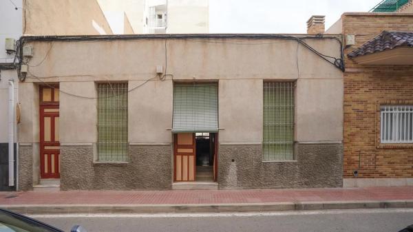 Casa independiente en calle Vicente Salinas