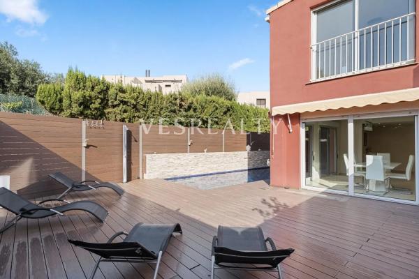 Chalet pareado en calle Clara Campoamor