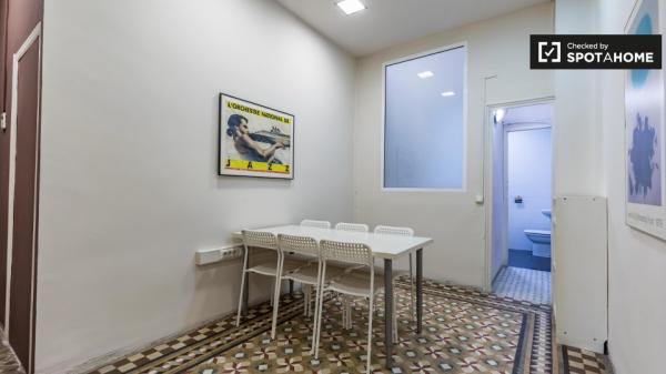 Quarto para alugar em apartamento de 7 quartos em Ciutat Vella