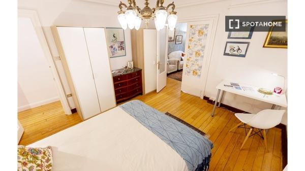 Geräumiges Zimmer in 7-Schlafzimmer-Wohnung in Indautxu, Bilbao