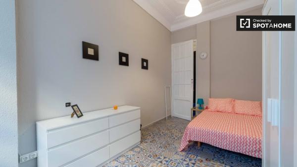 Spacieuse chambre dans un appartement de 6 chambres à l'Eixample, Valence