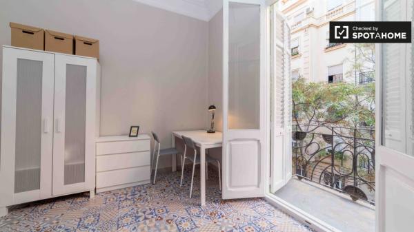 Spacieuse chambre dans un appartement de 6 chambres à l'Eixample, Valence