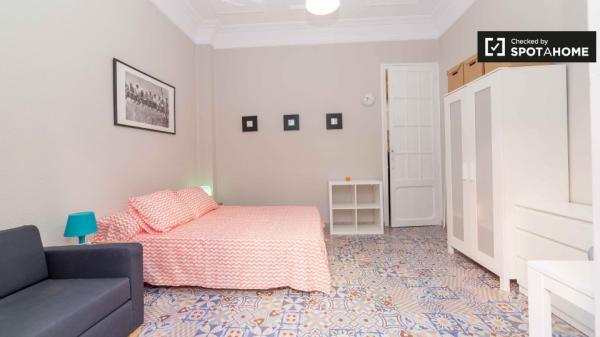 Spacieuse chambre dans un appartement de 6 chambres à l'Eixample, Valence