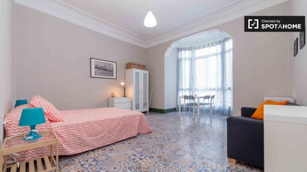 Spacieuse chambre dans un appartement de 6 chambres à l'Eixample, Valence