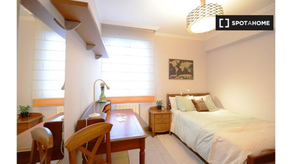 Se alquila habitación en piso de 4 dormitorios en Santutxu, Bilbao