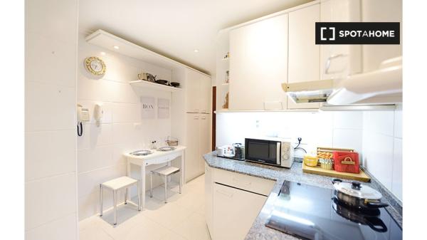 Aluga-se quarto em apartamento de 4 quartos em Indautxu, Bilbao