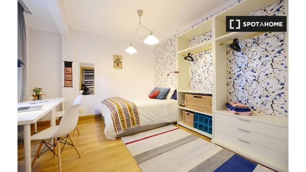 Se alquila habitación en piso de 4 dormitorios en Santutxu, Bilbao