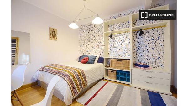 Se alquila habitación en piso de 4 dormitorios en Santutxu, Bilbao