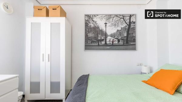 Quarto para alugar em apartamento de 6 quartos em L'Eixample