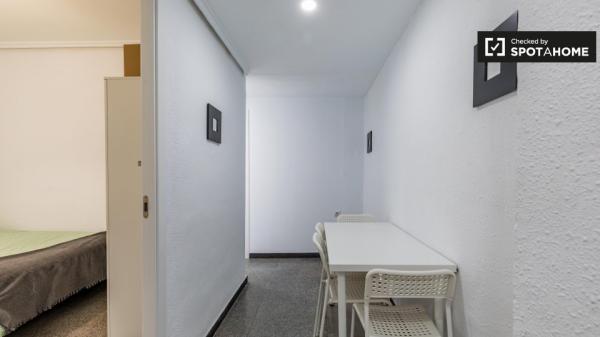 Quarto para alugar em apartamento de 6 quartos em L'Eixample