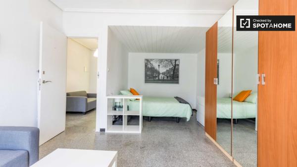 Quarto para alugar em apartamento de 6 quartos em L'Eixample