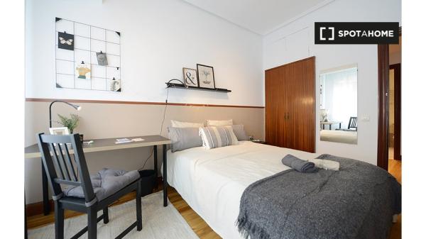 Se alquila habitación en piso de 3 dormitorios en Santutxu, Bilbao