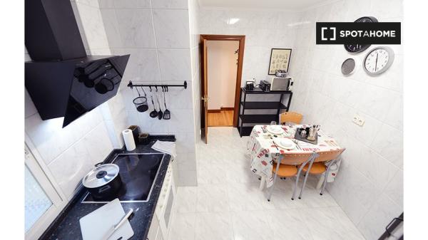 Se alquila habitación en piso de 3 dormitorios en Santutxu, Bilbao