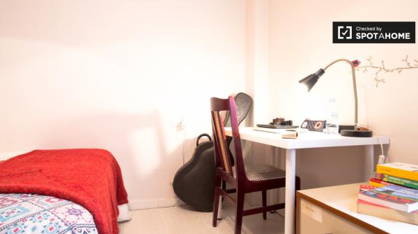 Habitación soleada en apartamento de 4 dormitorios, Bilbao la Vieja, Bilbao