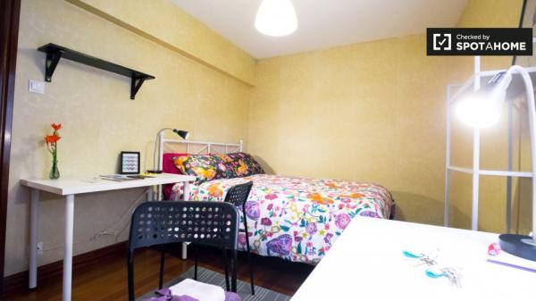 Amplo quarto em apartamento de 3 quartos em Uribarri, Bilbao