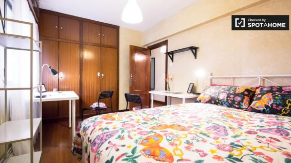 Amplo quarto em apartamento de 3 quartos em Uribarri, Bilbao