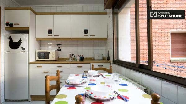 Amplo quarto em apartamento de 3 quartos em Uribarri, Bilbao