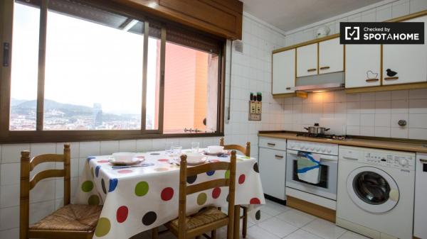 Amplo quarto em apartamento de 3 quartos em Uribarri, Bilbao