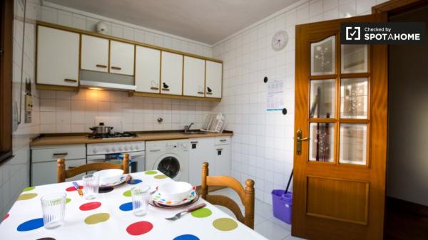 Amplo quarto em apartamento de 3 quartos em Uribarri, Bilbao