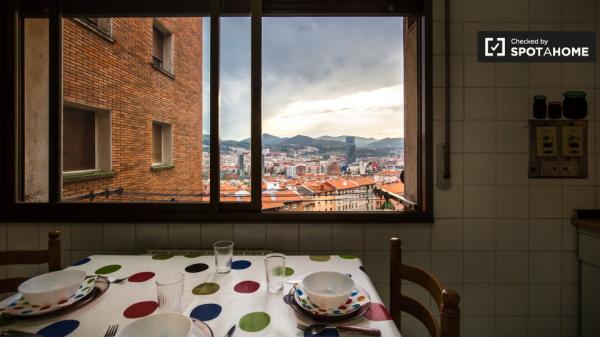 Amplo quarto em apartamento de 3 quartos em Uribarri, Bilbao