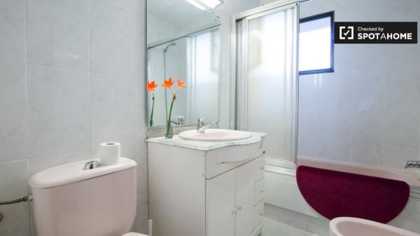 Amplo quarto em apartamento de 3 quartos em Uribarri, Bilbao