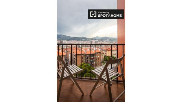 Amplo quarto em apartamento de 3 quartos em Uribarri, Bilbao