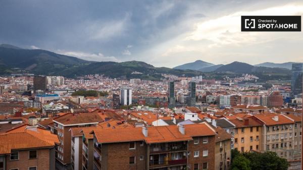 Amplia habitación en apartamento de 3 dormitorios en Uribarri, Bilbao