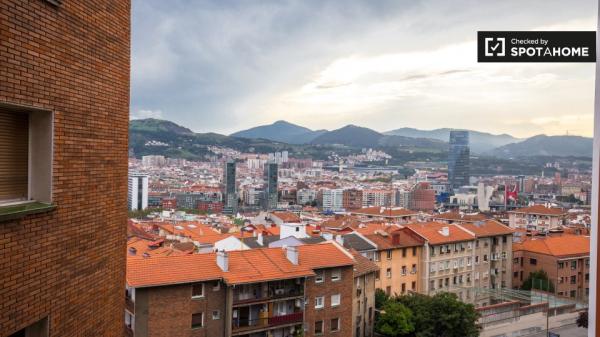 Amplo quarto em apartamento de 3 quartos em Uribarri, Bilbao