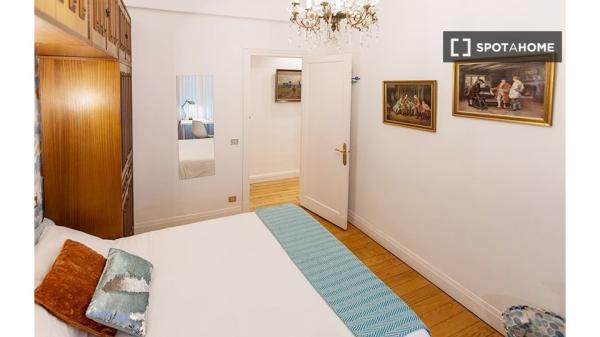 Amplia habitación en un apartamento de 7 dormitorios en Indautxu, Bilbao