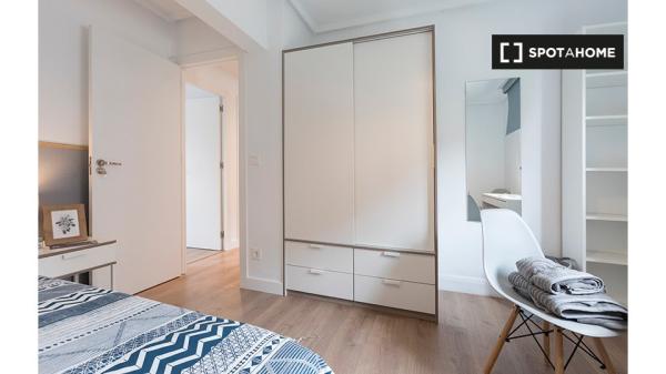 Habitación en piso compartido en Bilbao con balcón privado