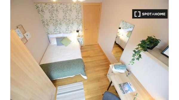 Habitación en alquiler en un apartamento de 3 dormitorios en Txurdinaga, Bilbao