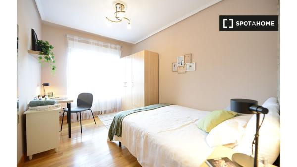 Habitación en alquiler en un apartamento de 3 dormitorios en Txurdinaga, Bilbao