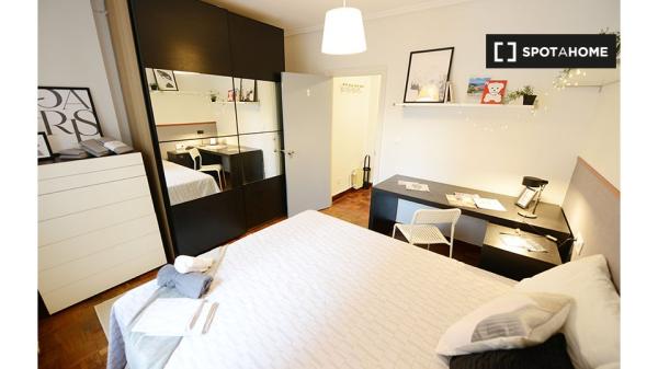 Chambre à louer dans un appartement de 4 chambres à Ametzola, Bilbao