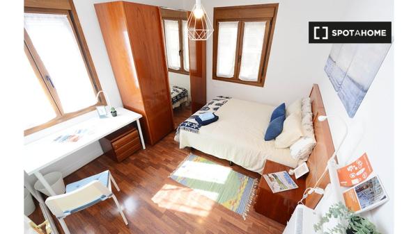 Se alquila habitación en piso de 3 dormitorios en Santutxu, Bilbao