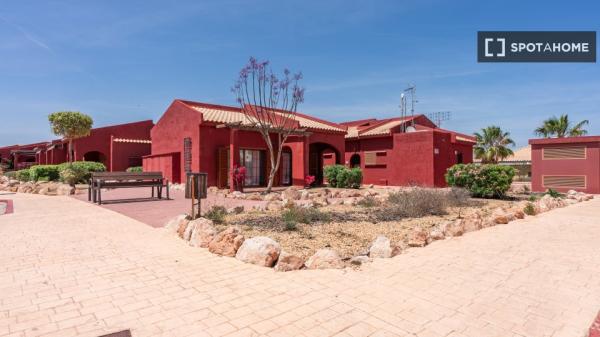 Bungalow mit 2 Schlafzimmern zur Miete in Alicante