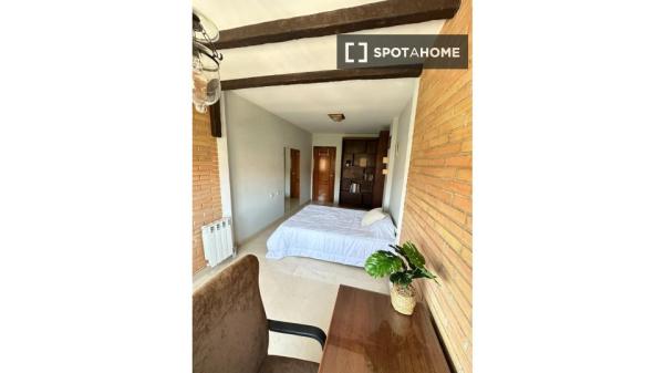 Room for rent in shared apartment in Granada