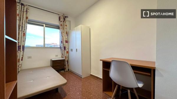 Se alquila habitación en piso compartido en Granada