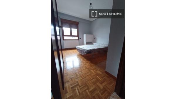 Room for rent in shared apartment in Oviedo